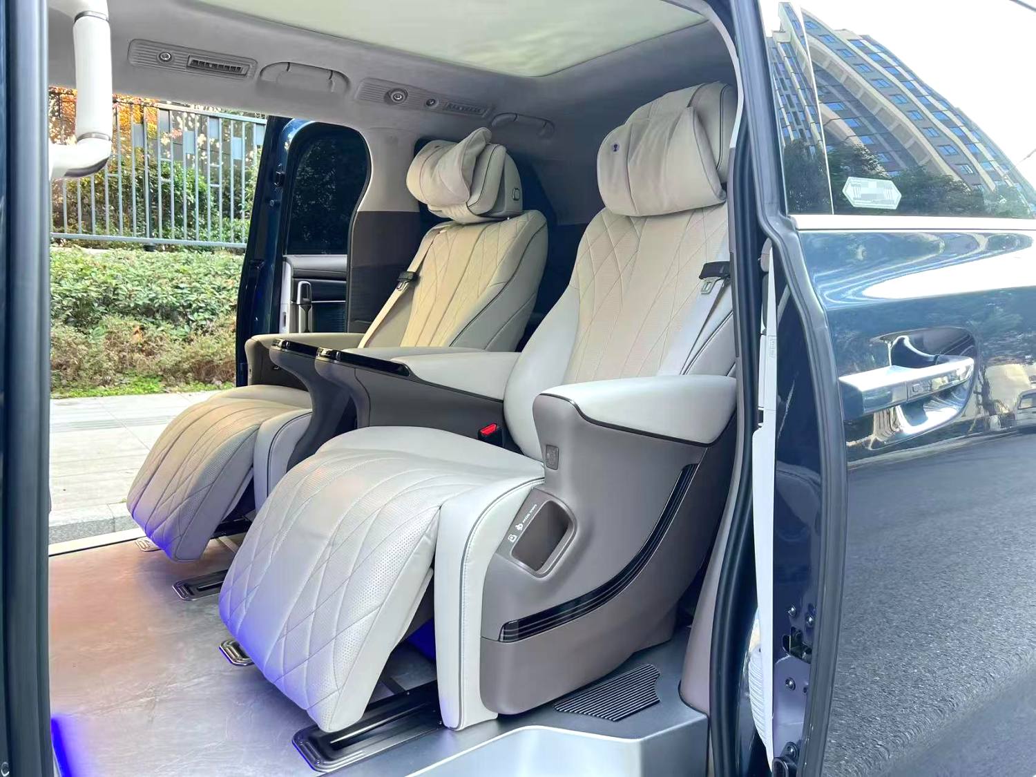 腾势 2022款 腾势D9 EV 600 四驱旗舰型 自动挡