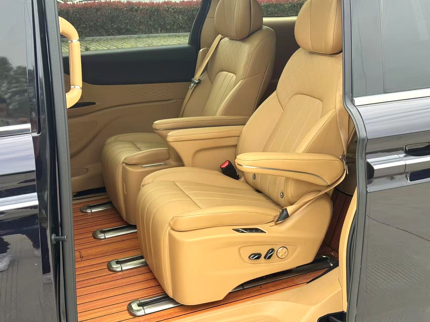 岚图 2024款 梦想家 PHEV 1.5T 超长续航卓越版 自动挡（3399）