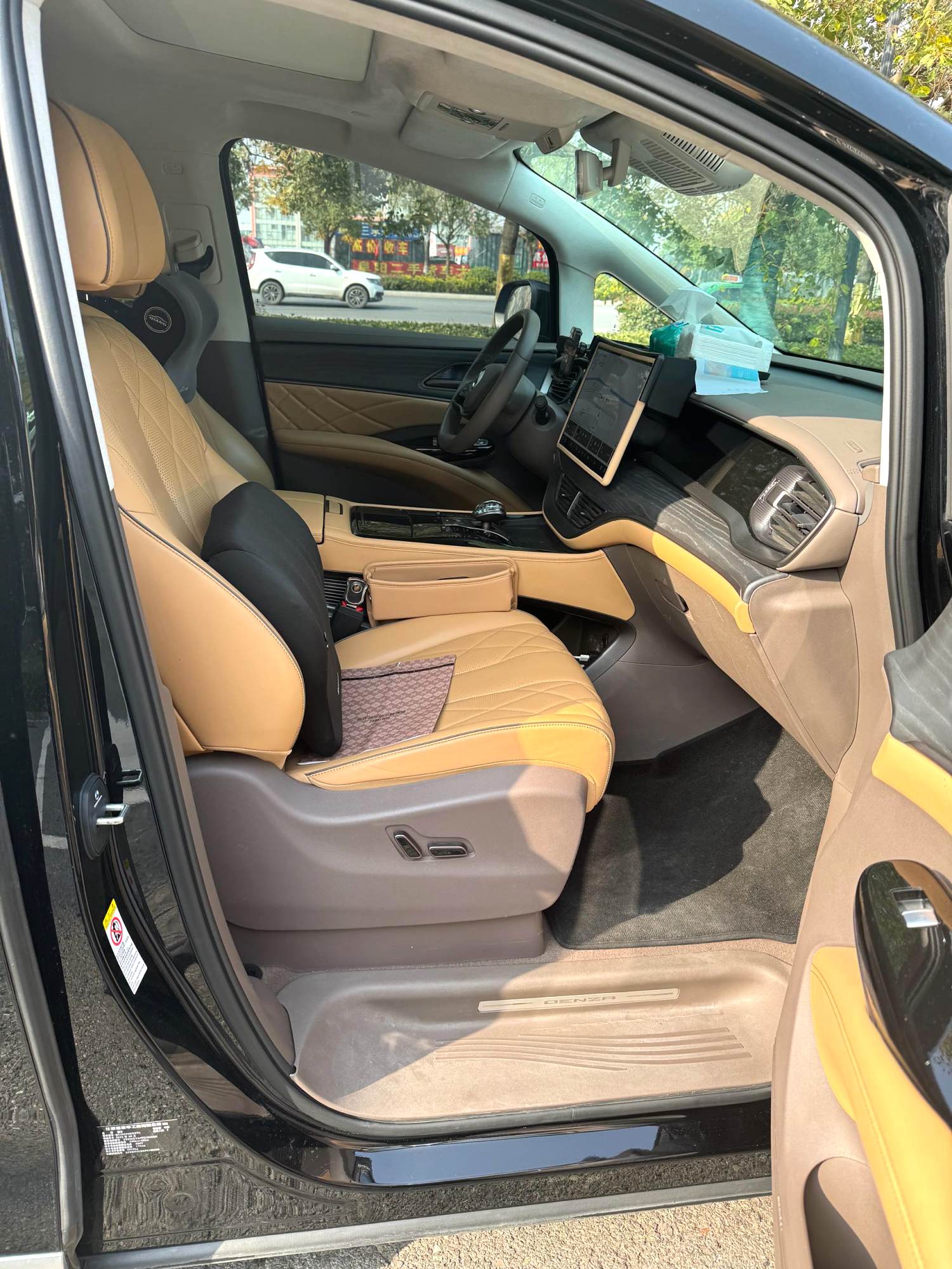 腾势 2022款 腾势D9 EV 600 四驱旗舰型 自动挡