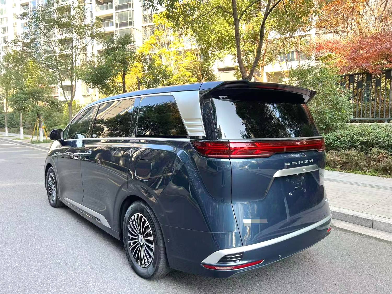 腾势 2022款 腾势D9 EV 600 四驱旗舰型 自动挡