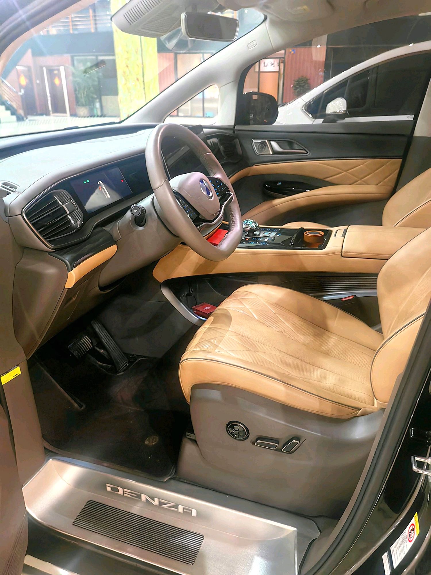 腾势 2022款 腾势D9 EV 600 四驱尊荣型 自动挡
