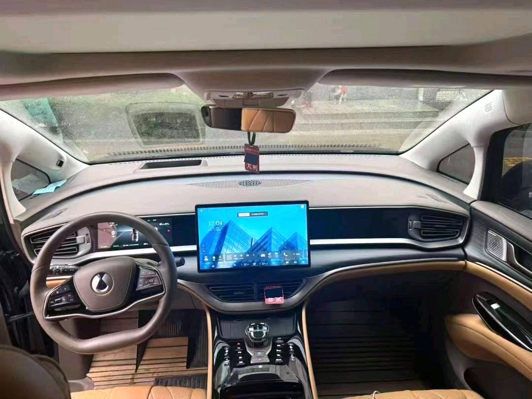 腾势 2022款 腾势D9 EV 600 四驱旗舰型 自动挡