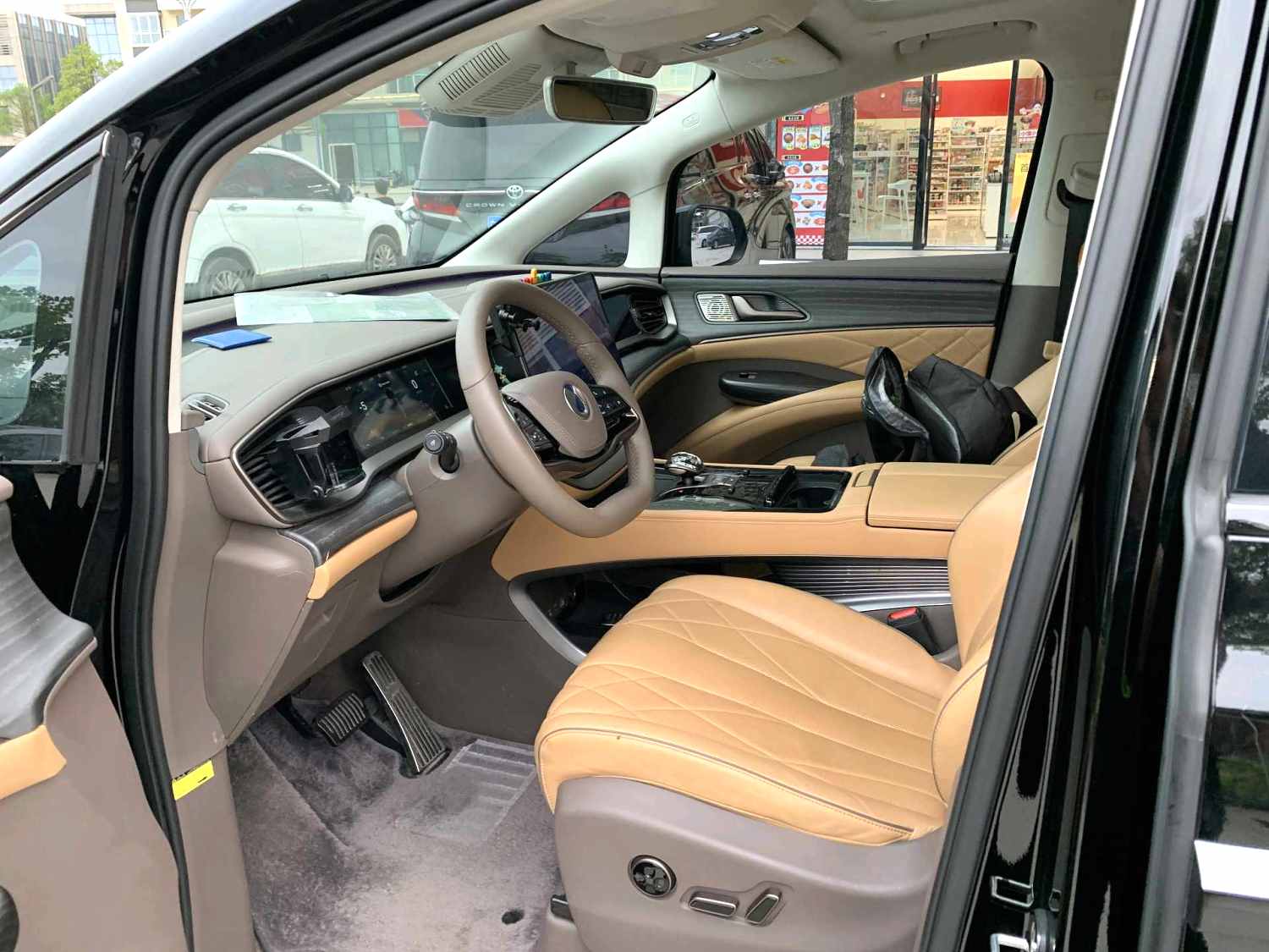腾势 2022款 腾势D9 EV 600 四驱旗舰型 自动挡