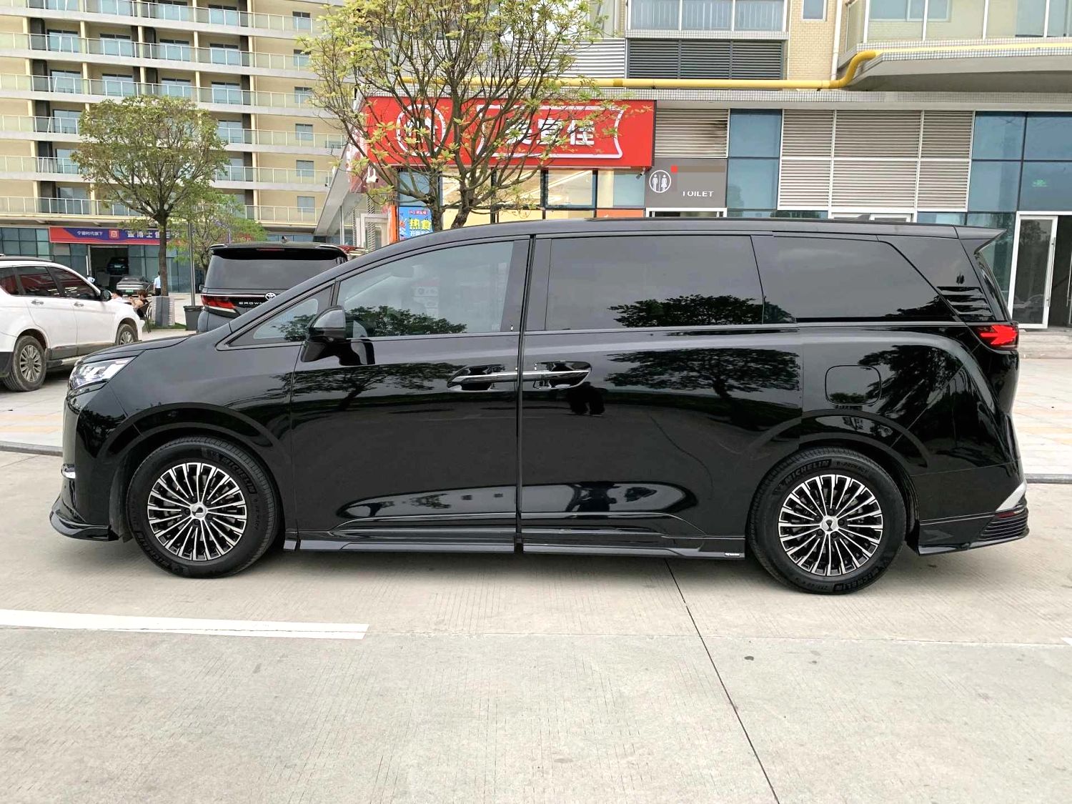腾势 2022款 腾势D9 EV 600 四驱旗舰型 自动挡
