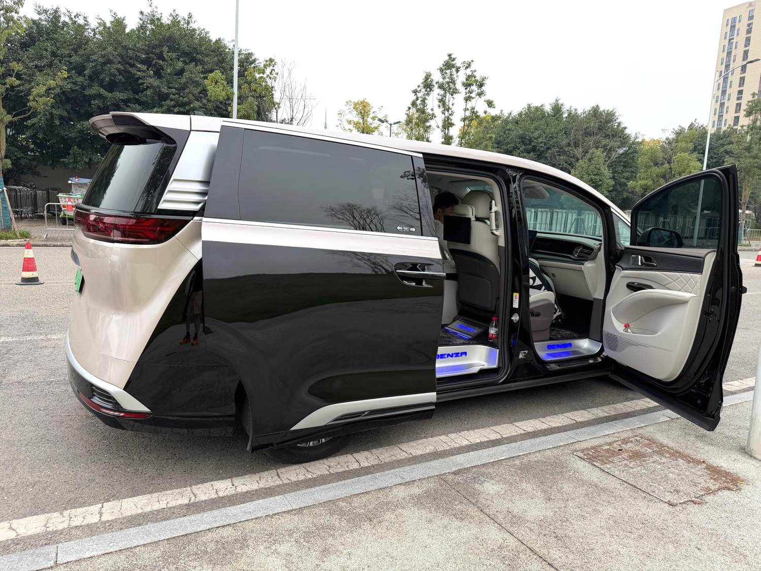 腾势 2022款 腾势D9 EV 600 四驱旗舰型 自动挡