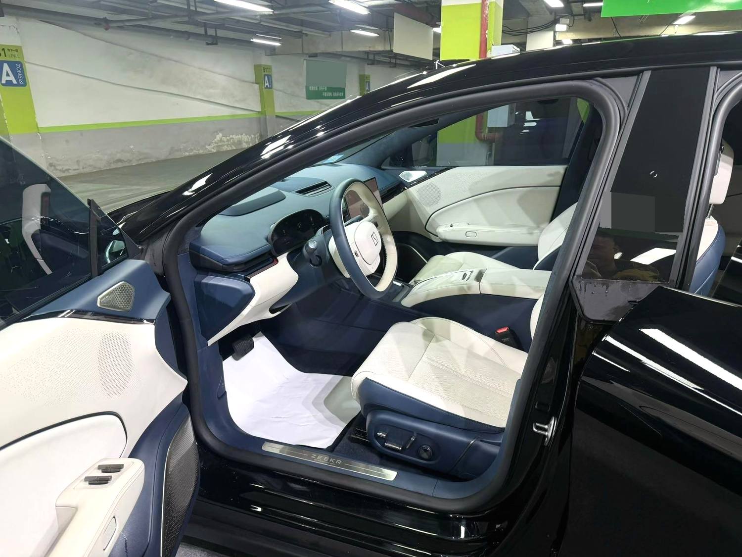 极氪 2025款 极氪007 长续航后驱智驾版 100kWh 自动挡（2299）