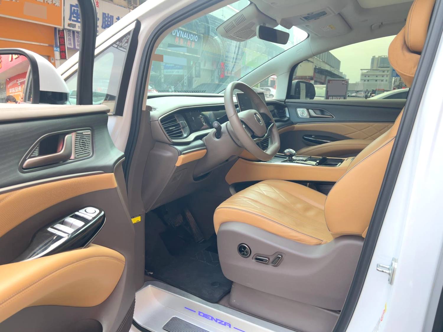 腾势 2022款 腾势D9 EV 600 四驱旗舰型 自动挡