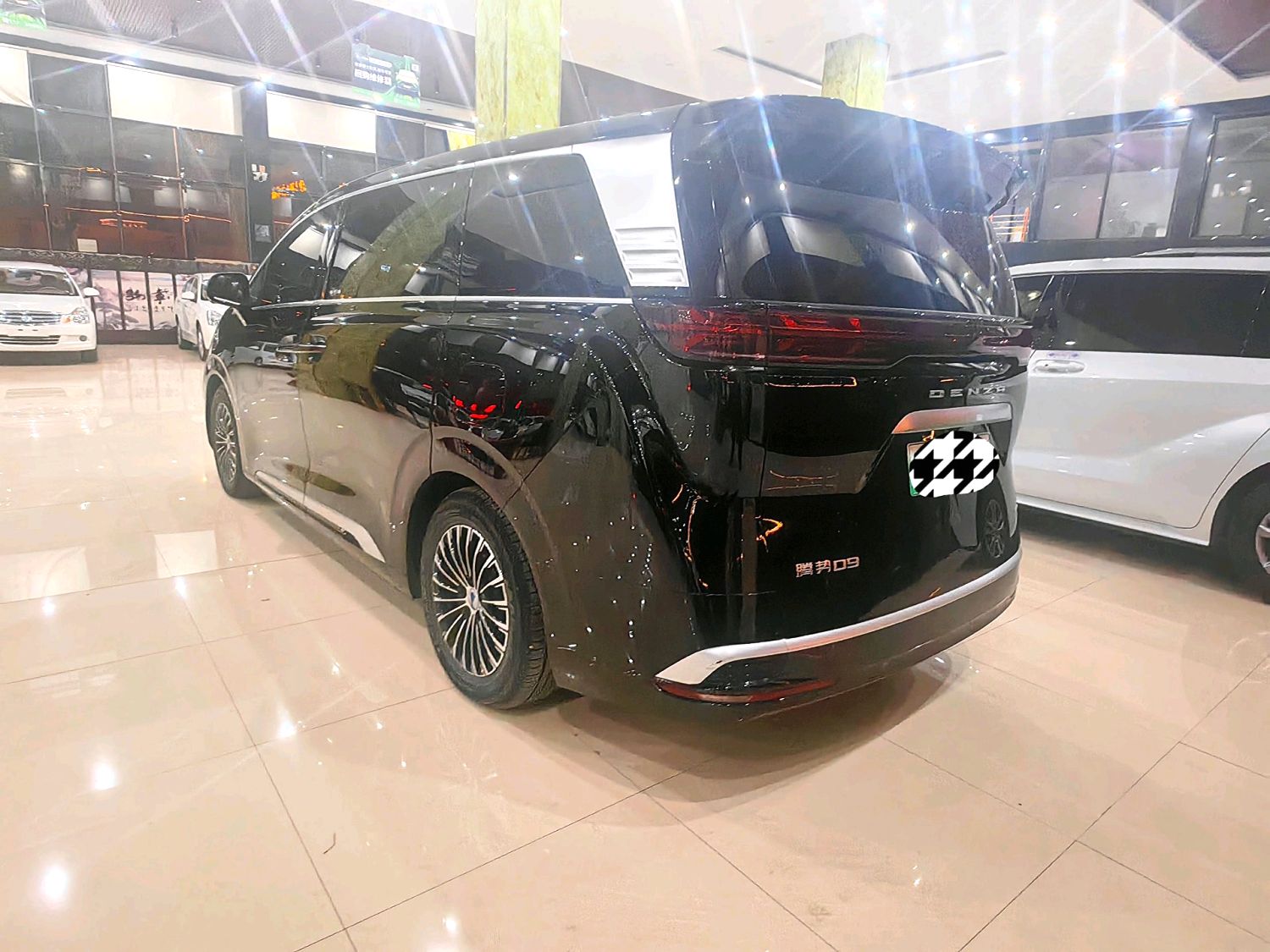腾势 2022款 腾势D9 EV 600 四驱尊荣型 自动挡