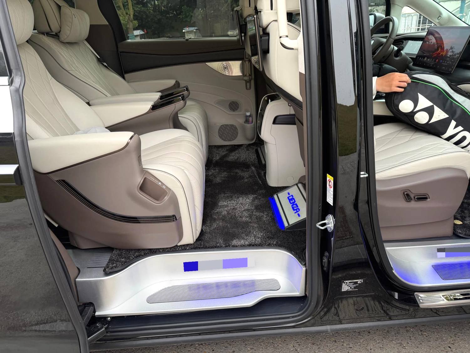 腾势 2022款 腾势D9 EV 600 四驱旗舰型 自动挡