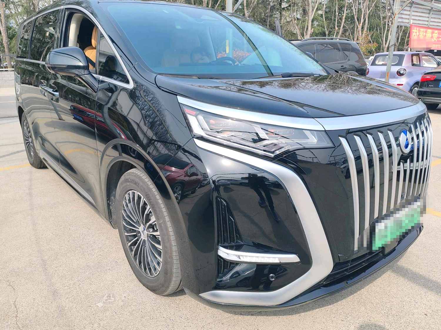 腾势 2024款 腾势D9 EV EV620 尊享型 自动挡
