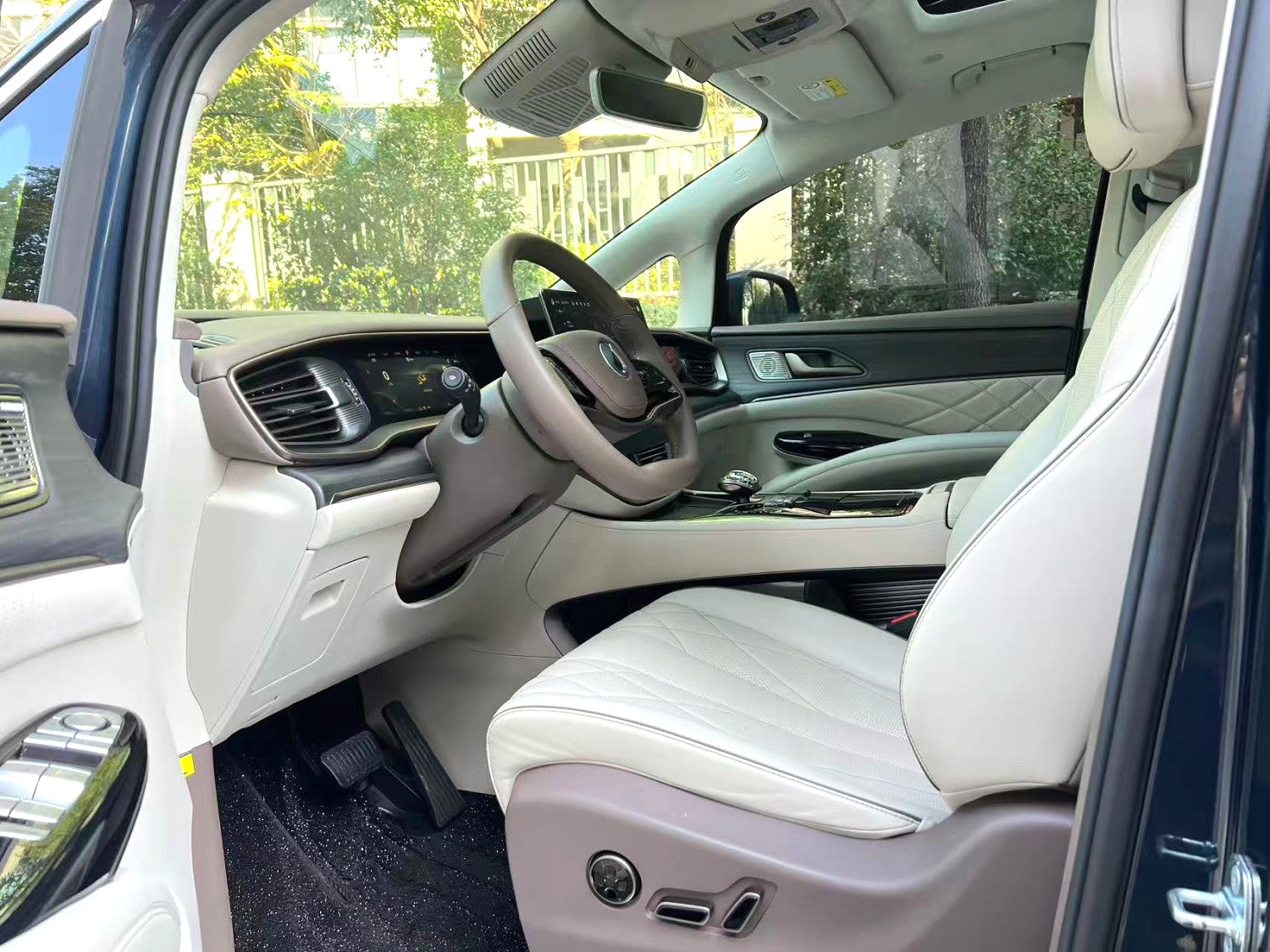 腾势 2022款 腾势D9 EV 600 四驱旗舰型 自动挡