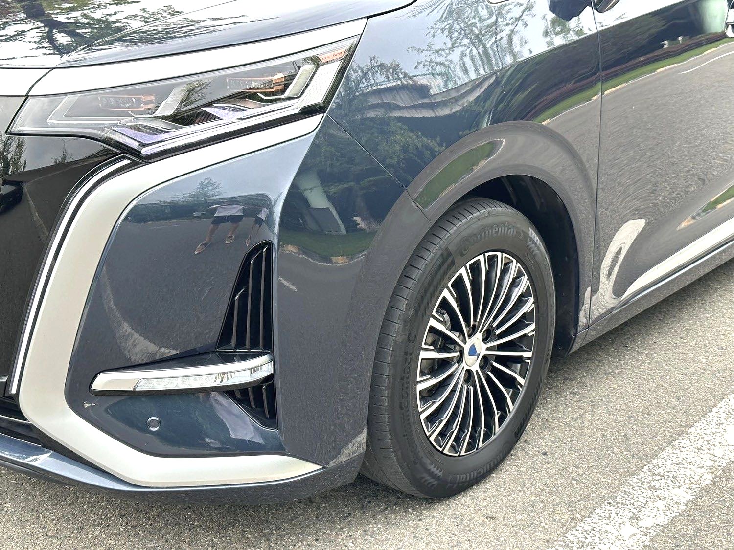 腾势 2022款 腾势D9 EV 600 四驱旗舰型 自动挡