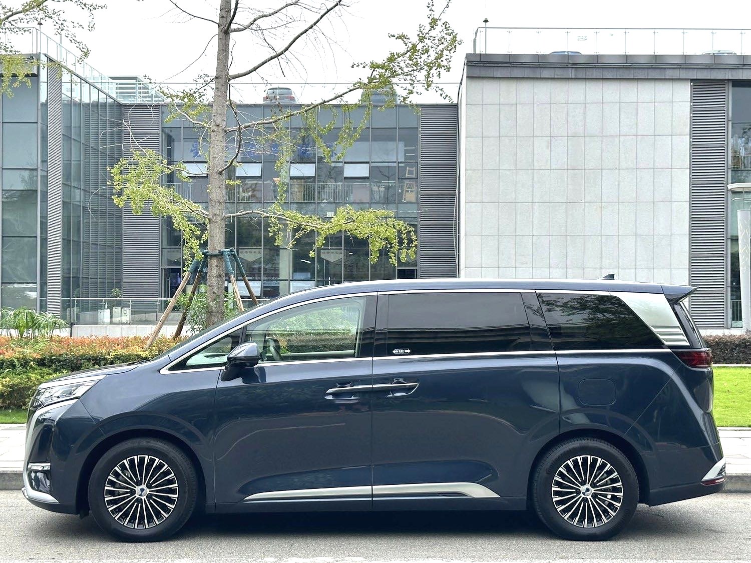 腾势 2022款 腾势D9 EV 600 四驱旗舰型 自动挡