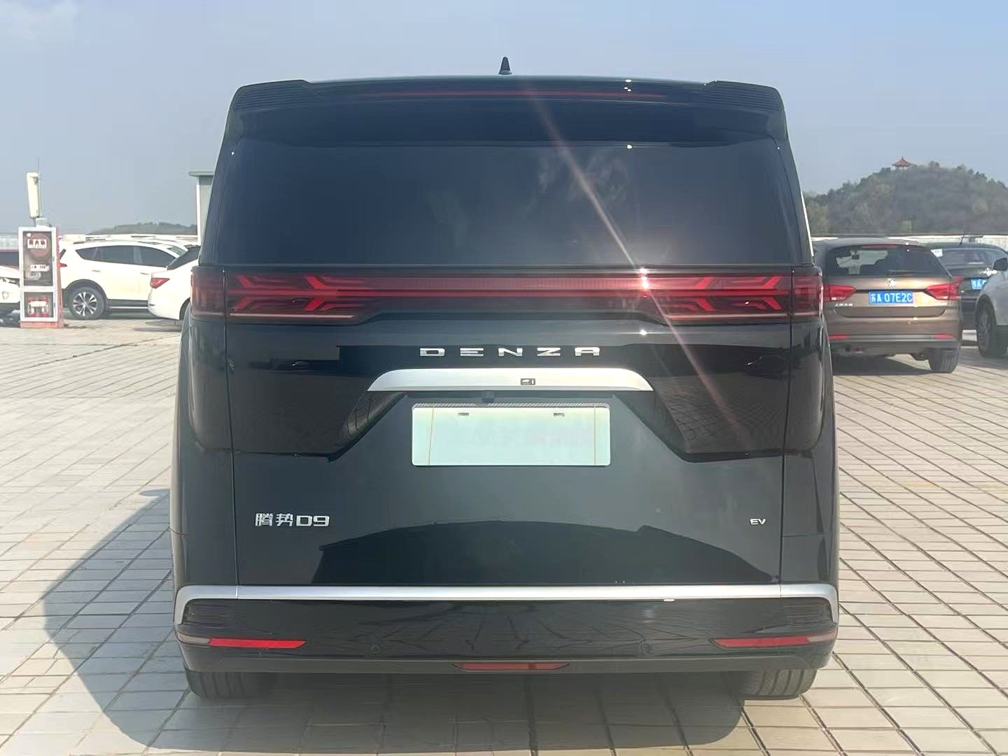腾势 2024款 腾势D9 EV EV620 尊享型 自动挡
