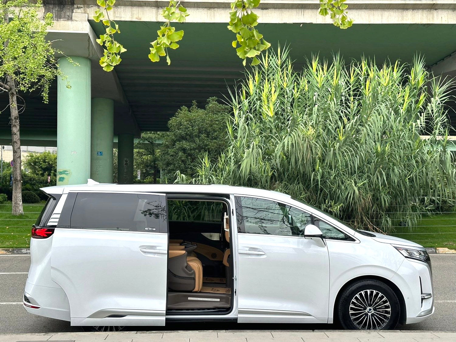 腾势 2022款 腾势D9 EV 600 四驱旗舰型 自动挡