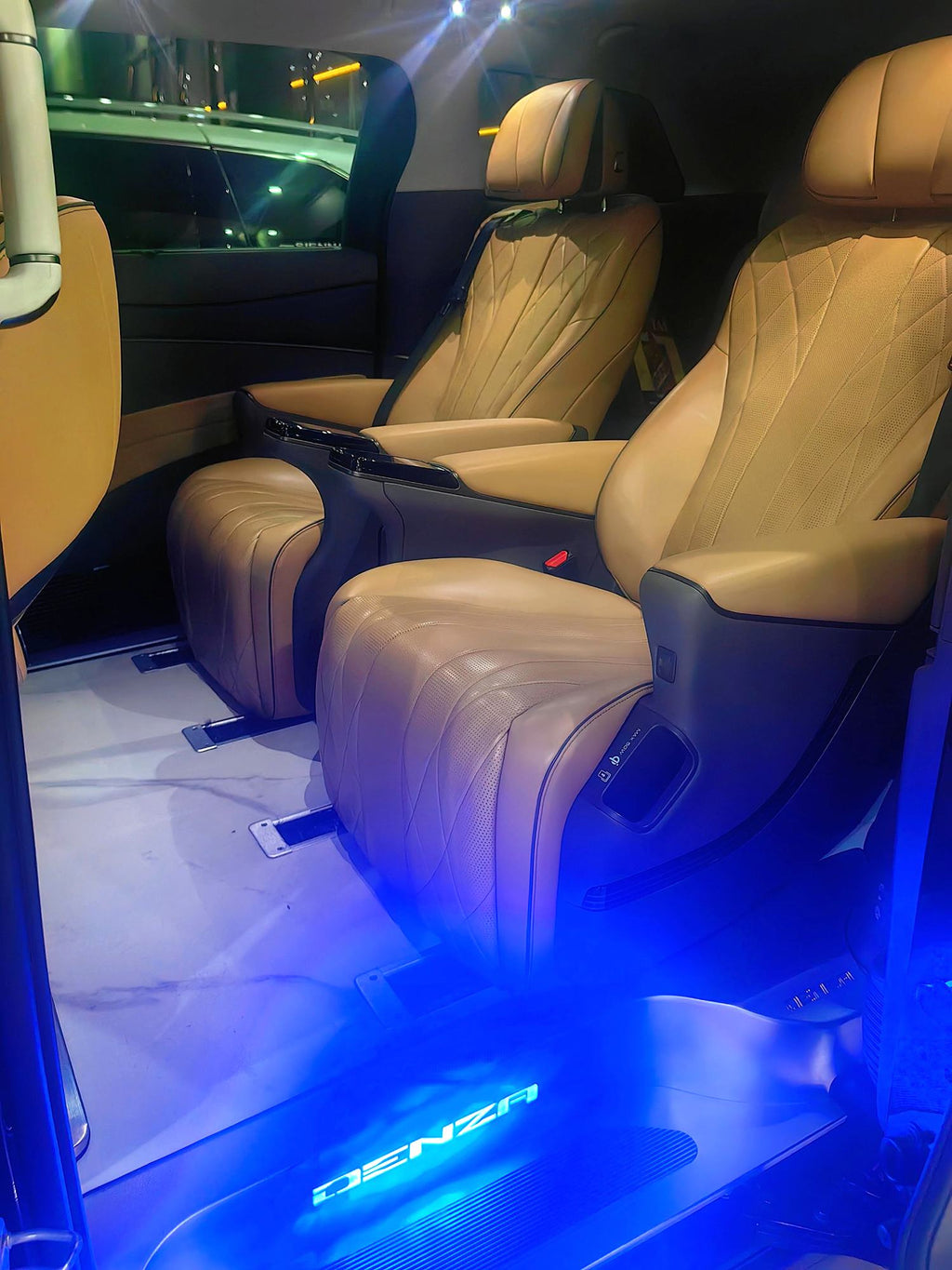 腾势 2022款 腾势D9 EV 600 四驱尊荣型 自动挡