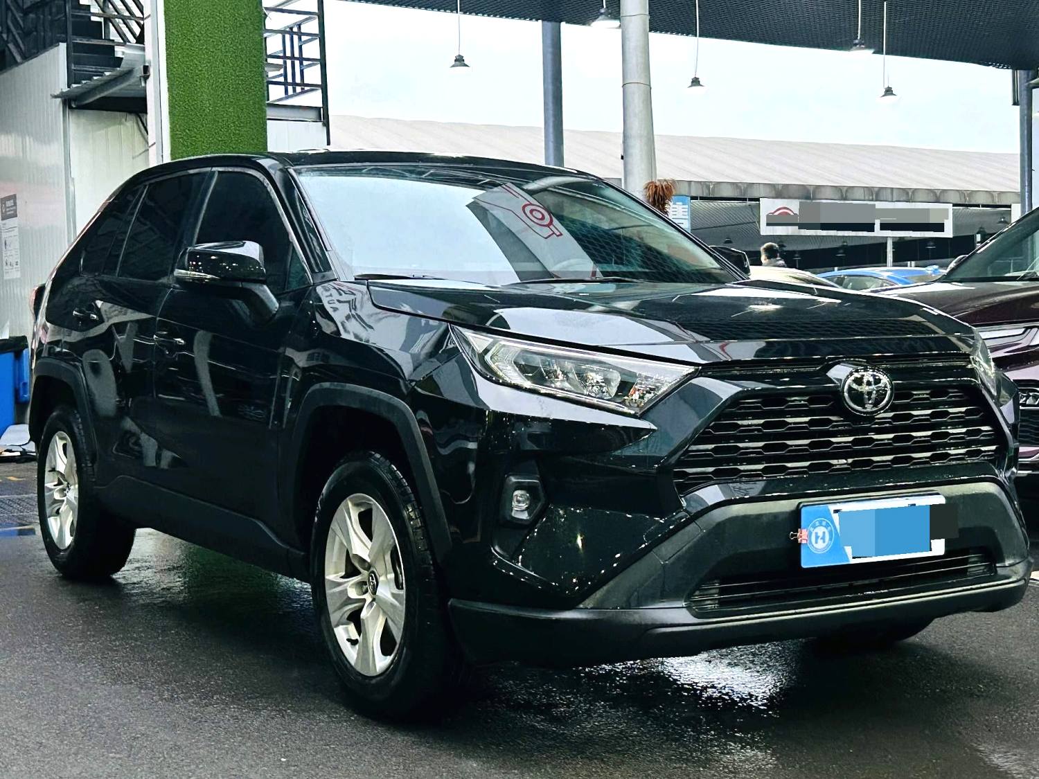 丰田 2023款 RAV4荣放 2.0 无级 两驱风尚Plus版 自动挡（1768）