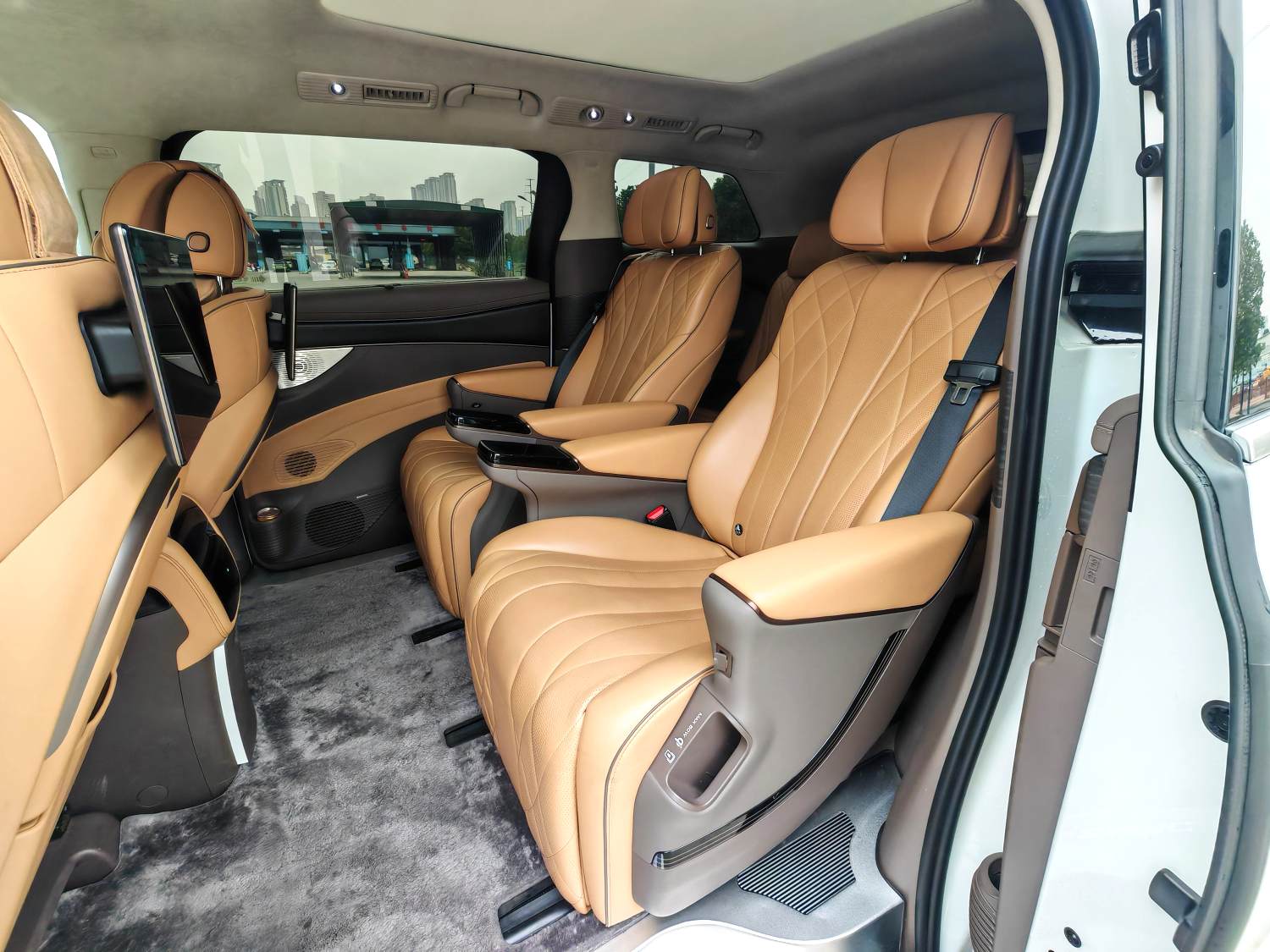腾势 2022款 腾势D9 EV 600 四驱旗舰型 自动挡