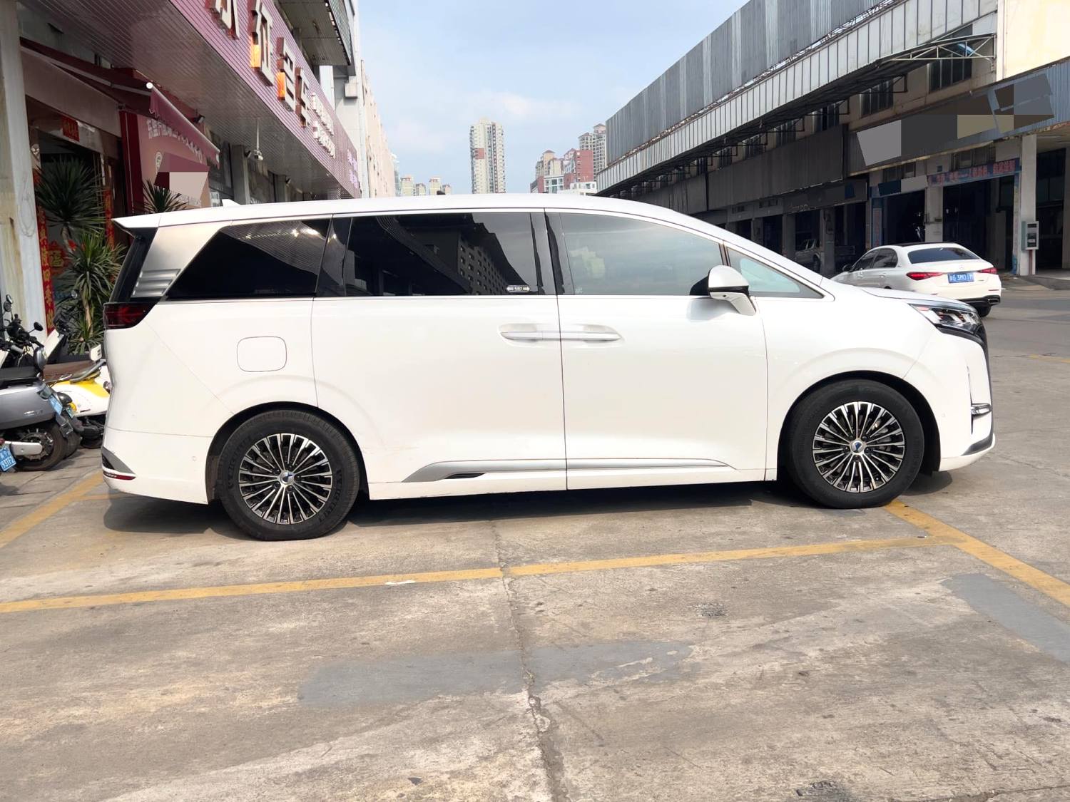 腾势 2022款 腾势D9 EV 600 四驱旗舰型 自动挡
