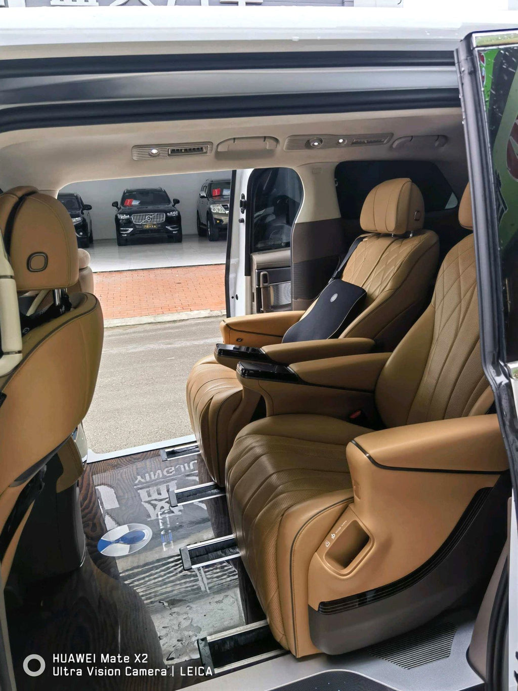 腾势 2022款 腾势D9 EV 600 四驱旗舰型 自动挡